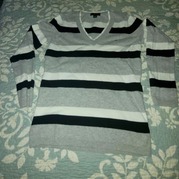 Tommy Hilfiger Women's Grey and White Shirt - Picture 2 of 3